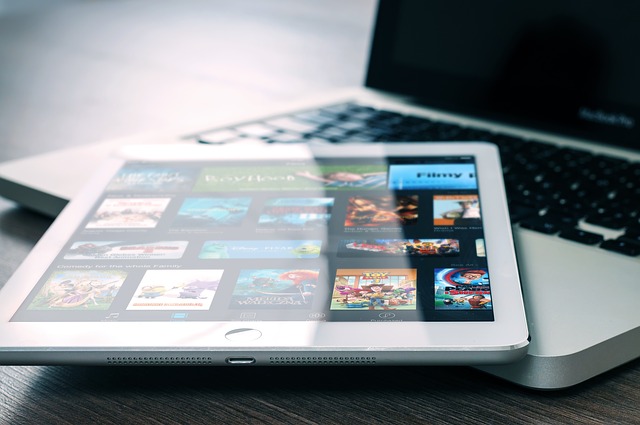 otevřený MacBook