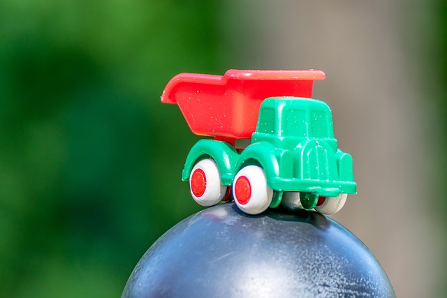 Malé plastové autíčko. 